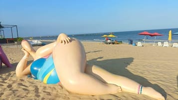 Una spiaggia nelle vicinanze, sabbia bianca, navetta per la spiaggia