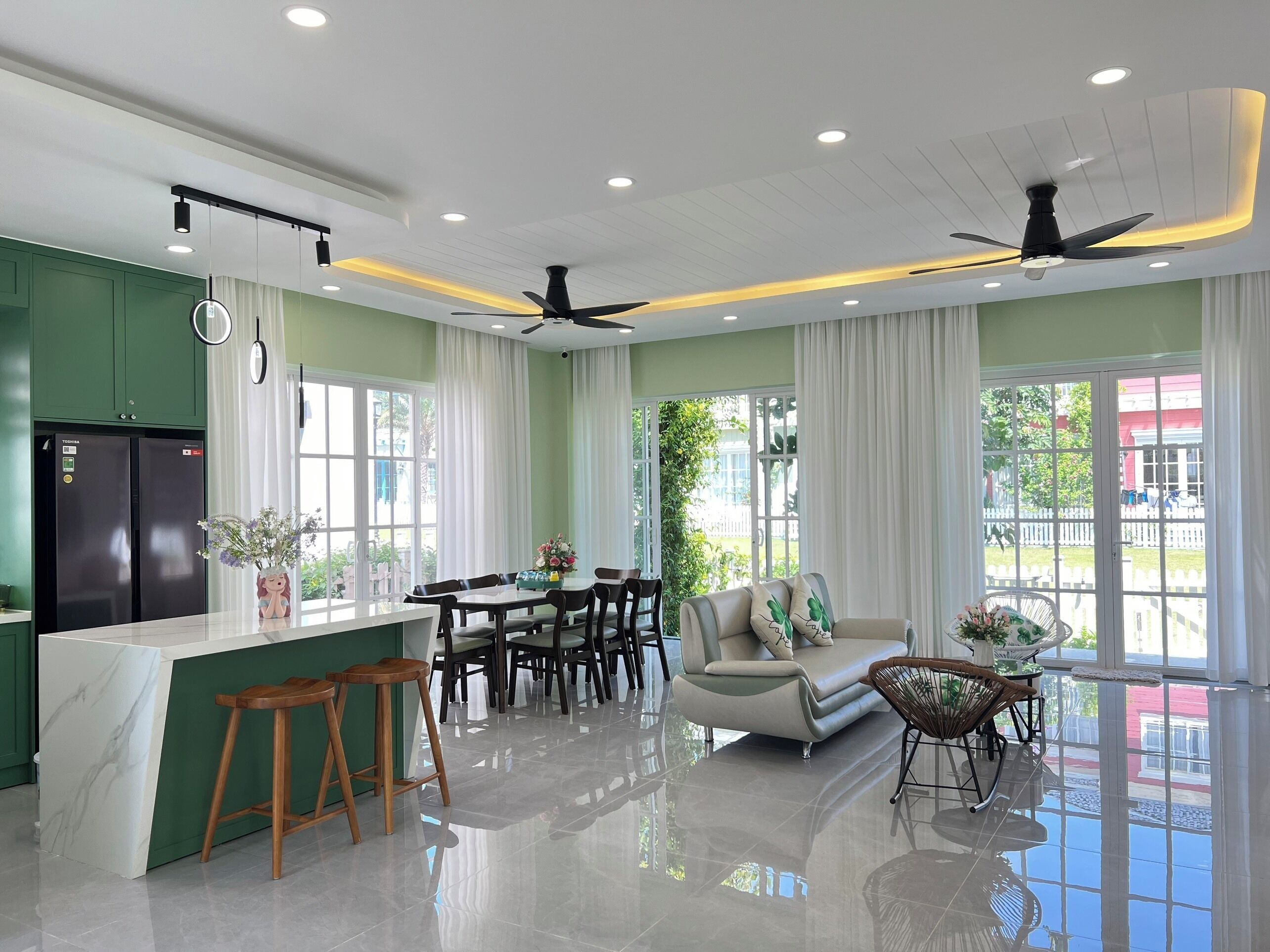 Vila Keluarga, 3 kamar tidur, pemandangan kebun | Area keluarga | Smart TV 55-inci dengan saluran TV satelit, buku, dan smart speaker