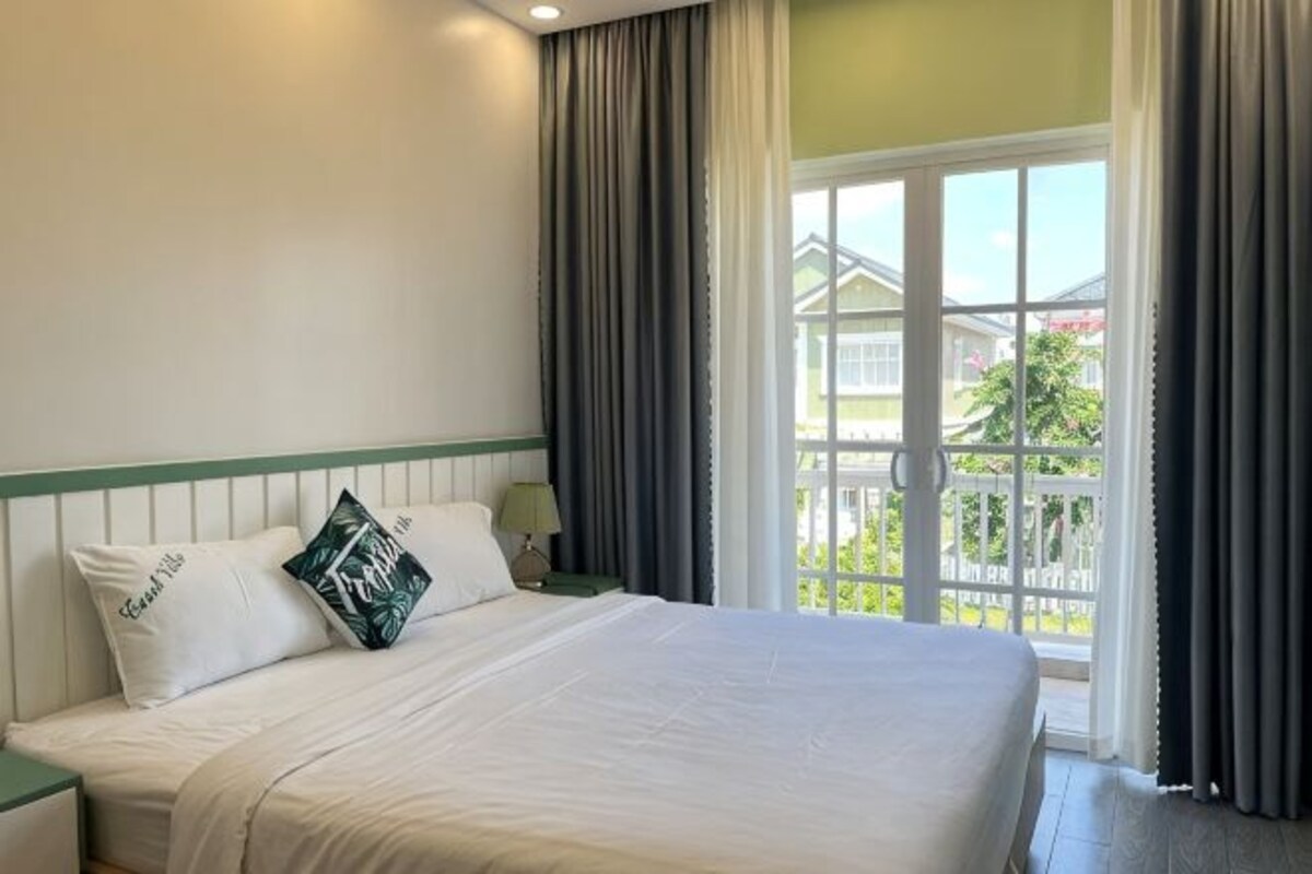 3 bedrooms, pillowtop beds, minibar (some free items), desk