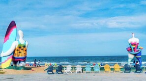 In Strandnähe, weißer Sandstrand, Shuttle zum Strand, Liegestühle