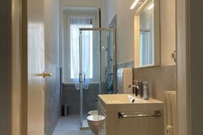 Een douche, een haardroger, een bidet, handdoeken
