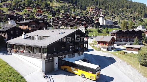 Studio confortable sur 2 étages pour 2 à 4 personnes, salon avec 1 divan-lit, coin cuisine, mezzanin