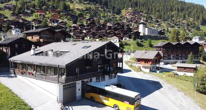 Studio confortable sur 2 étages pour 2 à 4 personnes, salon avec 1 divan-lit, coin cuisine, mezzanin