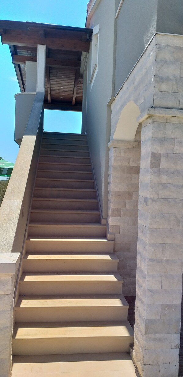 Property grounds - Charming 2-bedroom house with AC, WiFi in pleasant Pavićini (Pavicini)