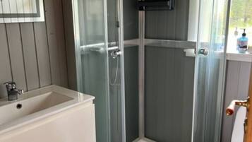 Suihku, hiustenkuivaaja, pyyhkeet, vessapaperi