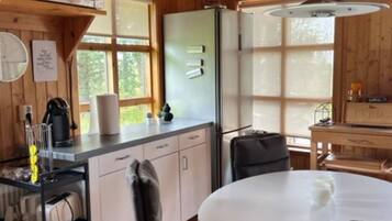 Een koelkast, een microgolfoven, een oven