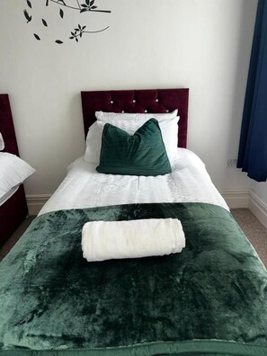 Apartment | 2 bedrooms, free WiFi, bed sheets - 2 Bed Flat - Sleeps 5 - Pets - Parking - Wifi (Leicester)