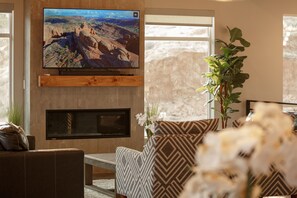 Smart TV, fireplace, table tennis, stereo