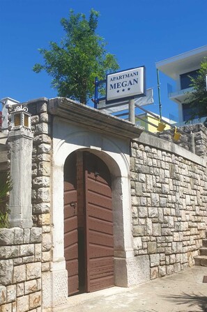 Exterior detail - Studio with sea view balcony+parking, 100m to the beach, 400m to town center (Crikvenica)