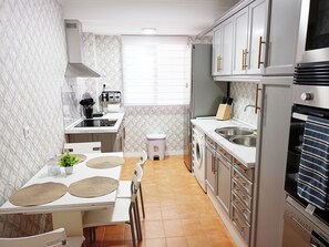 Fridge, microwave - Angosta Host (Málaga)