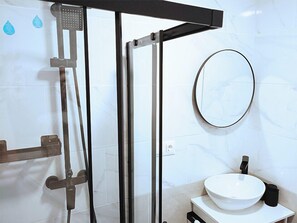 Deluxe Double Room, Non Smoking, City View | Bathroom | Towels, soap, shampoo, toilet paper - Angosta Host (Málaga)