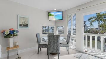 Kondominium, 2 kamar tidur | Tempat makan