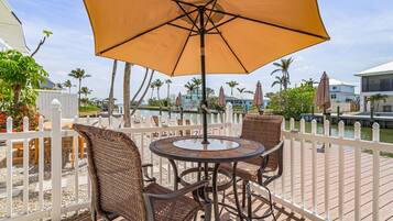 Kondominium, 2 kamar tidur | Tempat makan outdoor