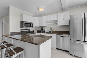 House, 2 Bedrooms | Private kitchen | Fridge, oven, coffee/tea maker, toaster