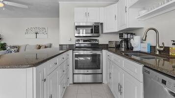 House, 2 Bedrooms | Private kitchen | Fridge, oven, coffee/tea maker, toaster