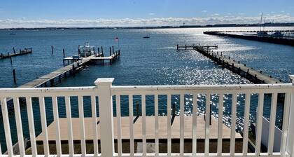 Big Waterfront House W/ Amazing View And Swim Deck 3 Bedroom Home