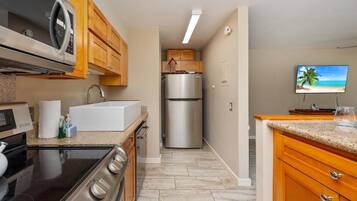 Condo, 1 Bedroom | Private kitchen