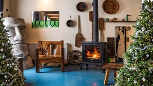 Una habitación acogedora con chimenea de piedra, muebles de madera y decoración navideña.