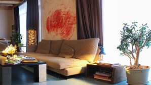 Una sala de estar acogedora con un sofá, una mesa de centro y una planta en maceta.