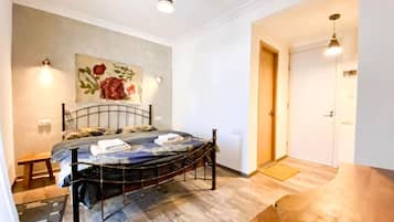 Habitación doble clásica, balcón, vista a la montaña | Escritorio, espacio para trabajar con laptop y wifi gratis