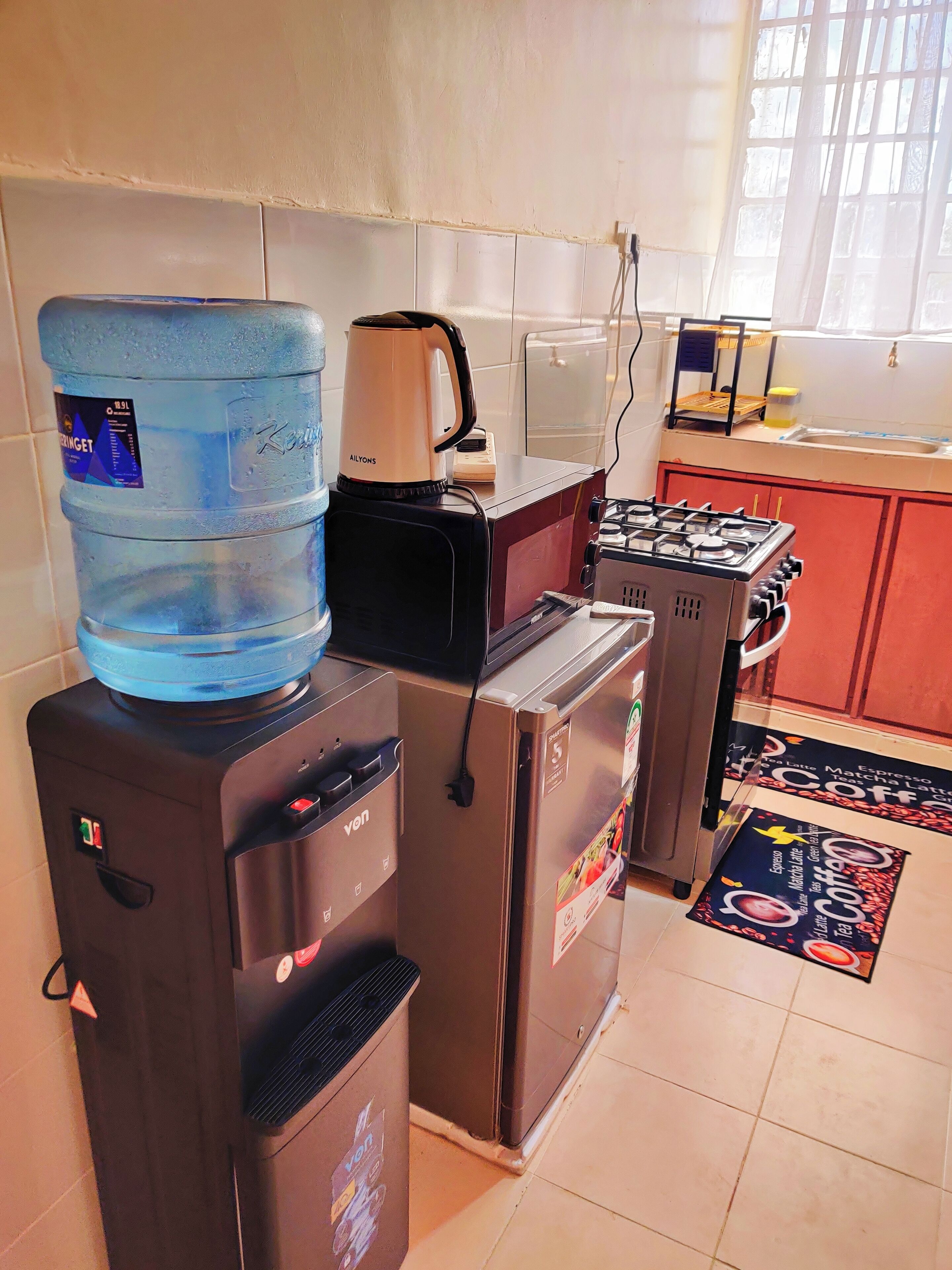 Kühlschrank, Mikrowelle, Ofen, Herdplatte