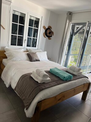 5 chambres, bureau, fer et planche à repasser, lit parapluie