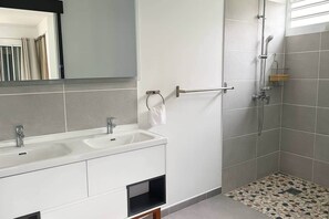 Douche, sèche-cheveux, serviettes fournies, papier toilette
