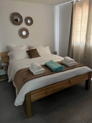 5 dormitorios, escritorio, tabla de planchar con plancha y cuna de viaje