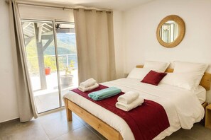 5 間睡房、書桌、熨斗/熨衫板、可攜式嬰兒床