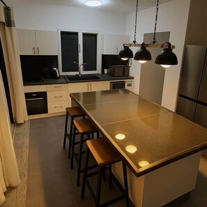 雪櫃、微波爐、焗爐、爐具