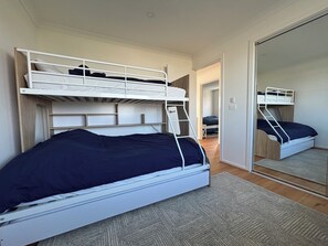 4 Schlafzimmer, Schreibtisch, Bügeleisen/Bügelbrett, Reisekinderbett
