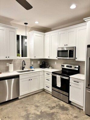 Kjøleskap, mikrobølgeovn, ovn og kokeplater