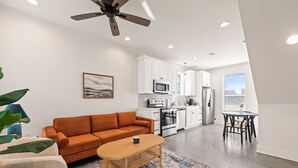 Un apartamento moderno con sala de estar, cocina y comedor.