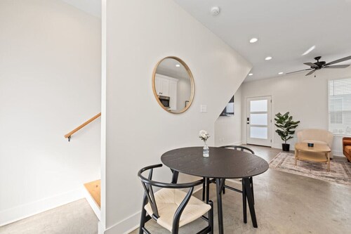 NEW-Swamp House-Luxury Amenities-65" TV-Fast WiFi