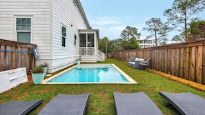 A heated pool - Pool, golf cart, nearby attractions & beach + Free Attraction Tickets! (Santa Rosa Beach)