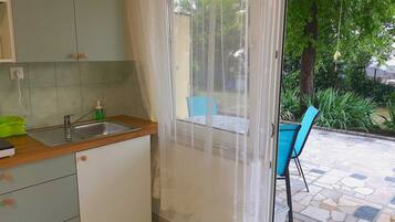 Fridge, stovetop, coffee/tea maker