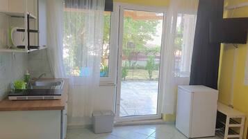 Fridge, stovetop, coffee/tea maker