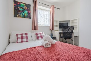 3 chambres, bureau, fer et planche à repasser, lit de bébé portatif