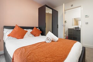 3 bedrooms, desk, iron/ironing board, travel cot - Sunset Suite - Coop LIVE - Etihad - Pool Table (Greater Manchester)