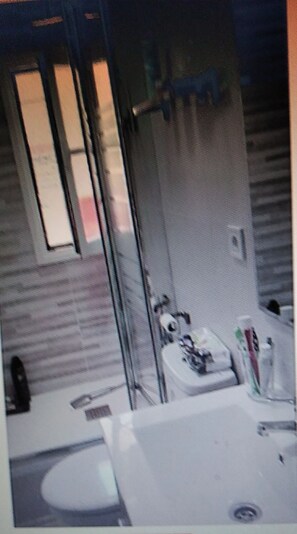 Shower, hair dryer, towels, soap - Madrid Center- Sol-Arguelles (Madrid)