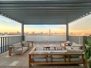 Terrace/patio - Luxe 2BR Dubai Creek | Pool Gym Parking Near Burj Khalifa & Dubai Mall (Dubai Creek Harbour)