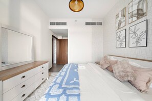 2 slaapkamers, een bureau, een strijkplank/strijkijzer, wifi