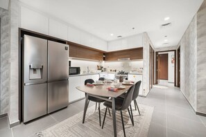 Een koelkast, een magnetron, een oven, een kookplaat