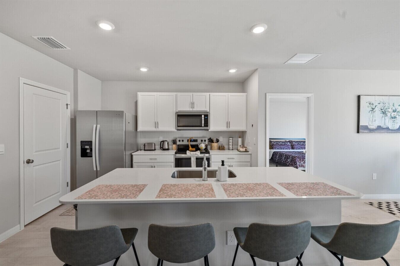 Kjøleskap, mikrobølgeovn, ovn og kokeplater