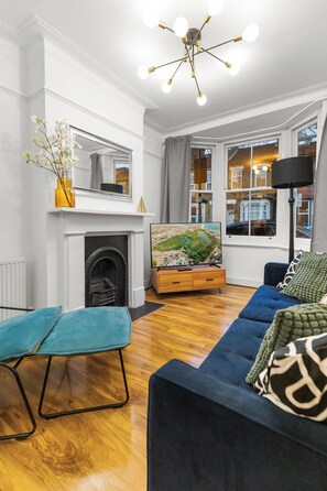 Living area - Amazing property in Stratford - ZONE 2  (London)