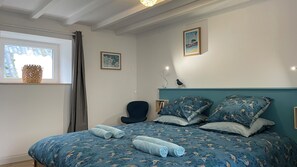 4 slaapkamers, een bureau, een strijkplank/strijkijzer, reisbedje