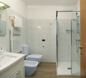 Dusche, Haartrockner, Bidet, Handtücher