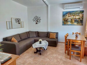 Smart TV, books - Eva's House, Cozy Apartment in Traditional Village (heraklion)