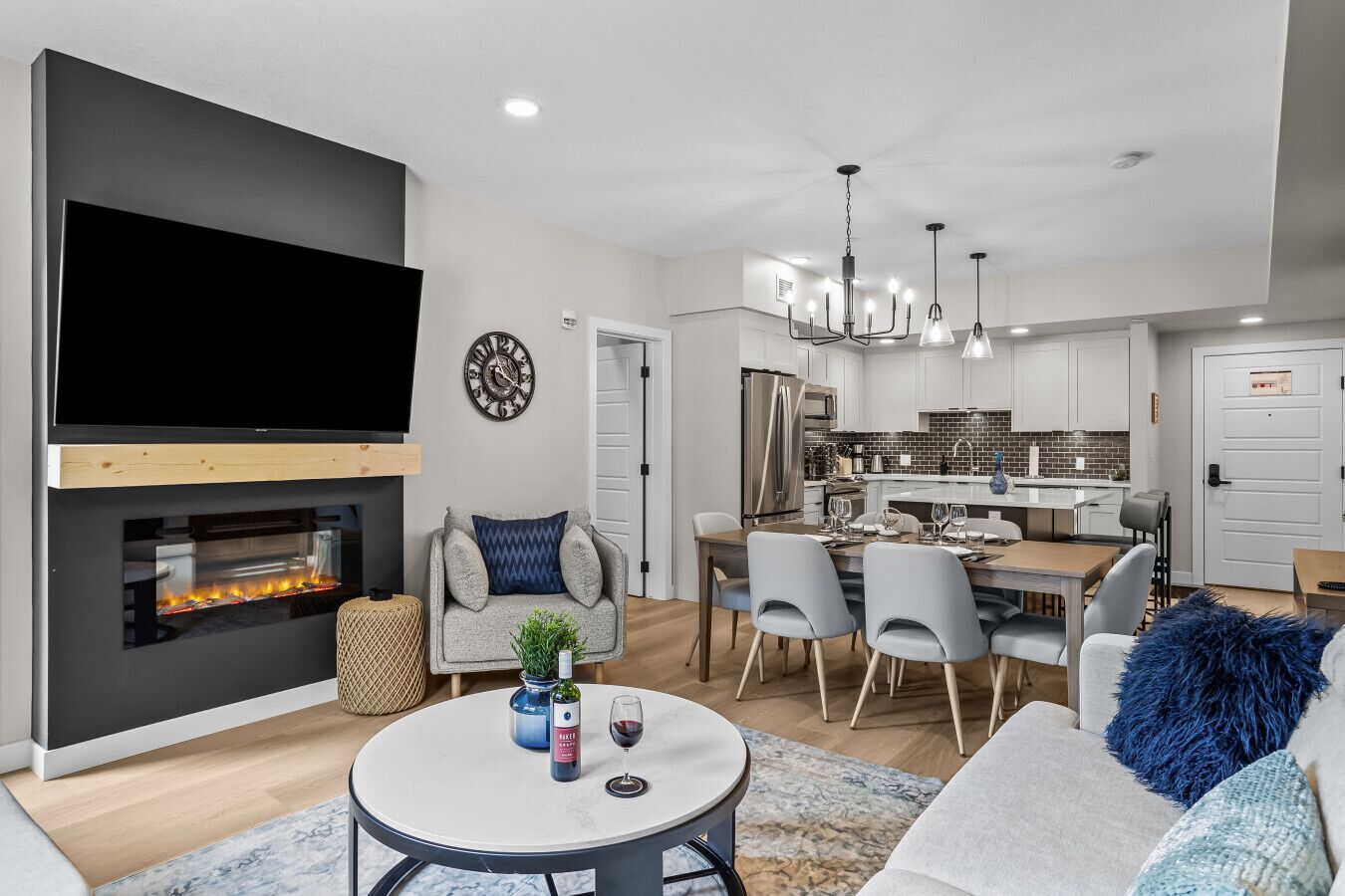 Smart TV, fireplace