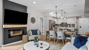 Smart TV, fireplace